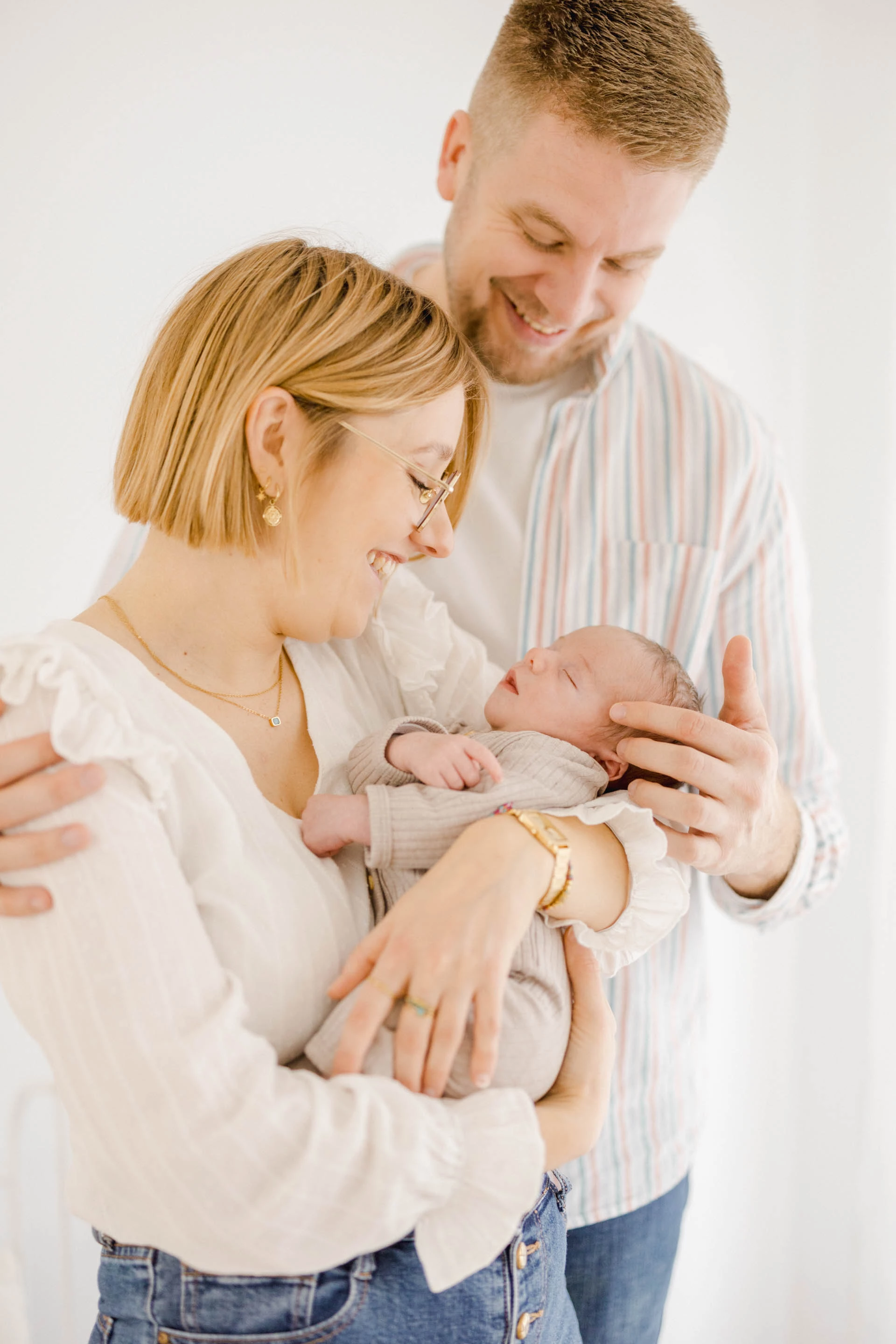 bonheur main enfant amour gris